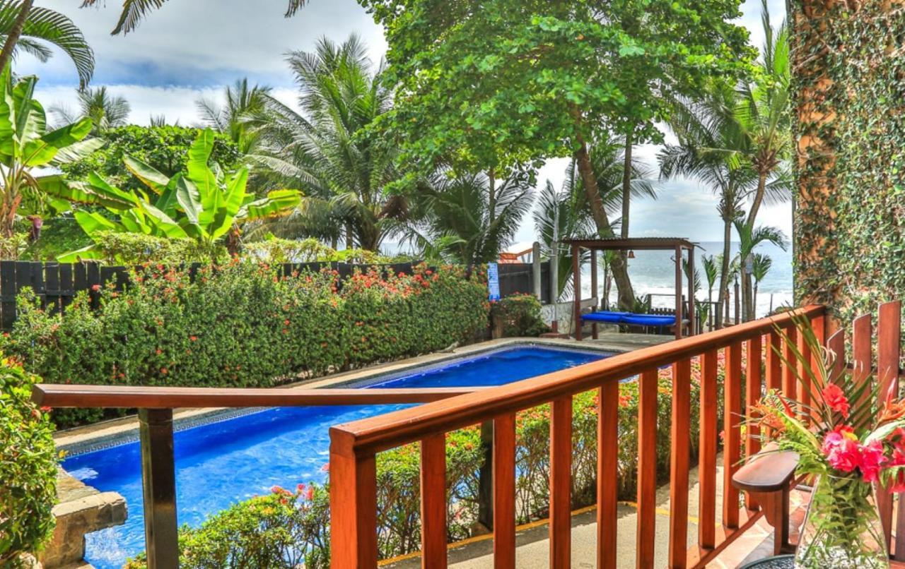 The Backyard Beachfront Hotel Jaco Bagian luar foto