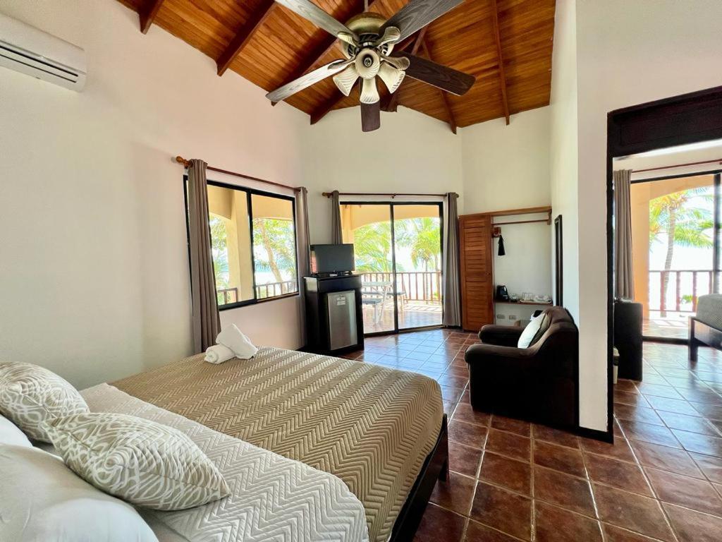 The Backyard Beachfront Hotel Jaco Bagian luar foto