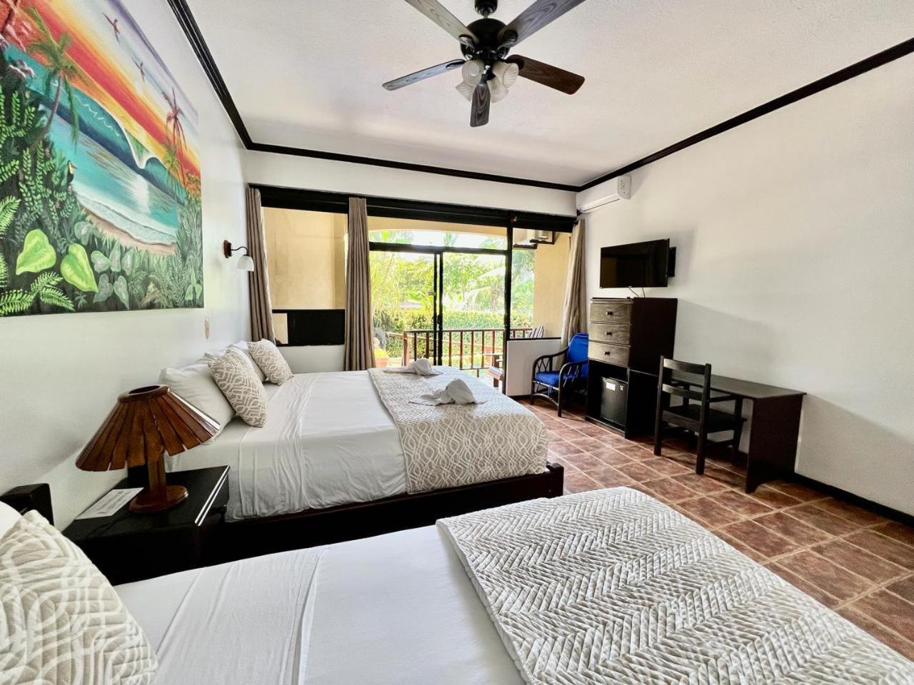 The Backyard Beachfront Hotel Jaco Bagian luar foto