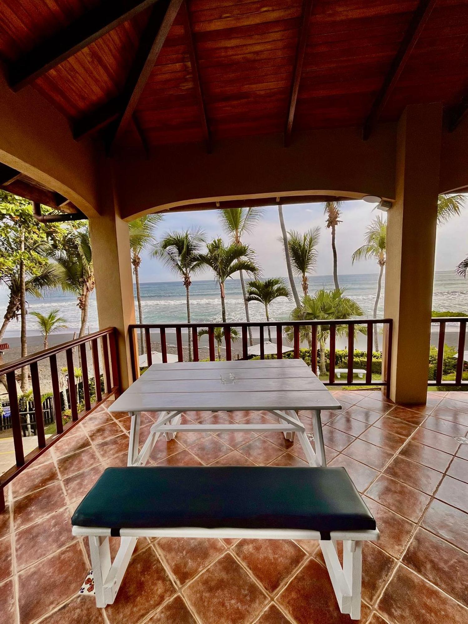 The Backyard Beachfront Hotel Jaco Bagian luar foto