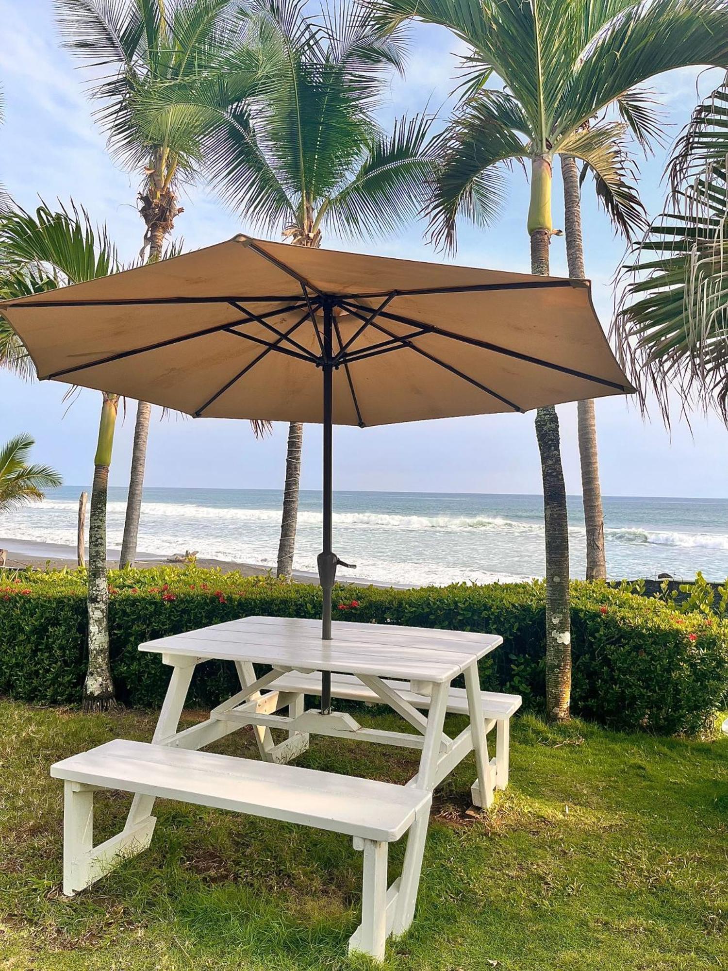 The Backyard Beachfront Hotel Jaco Bagian luar foto