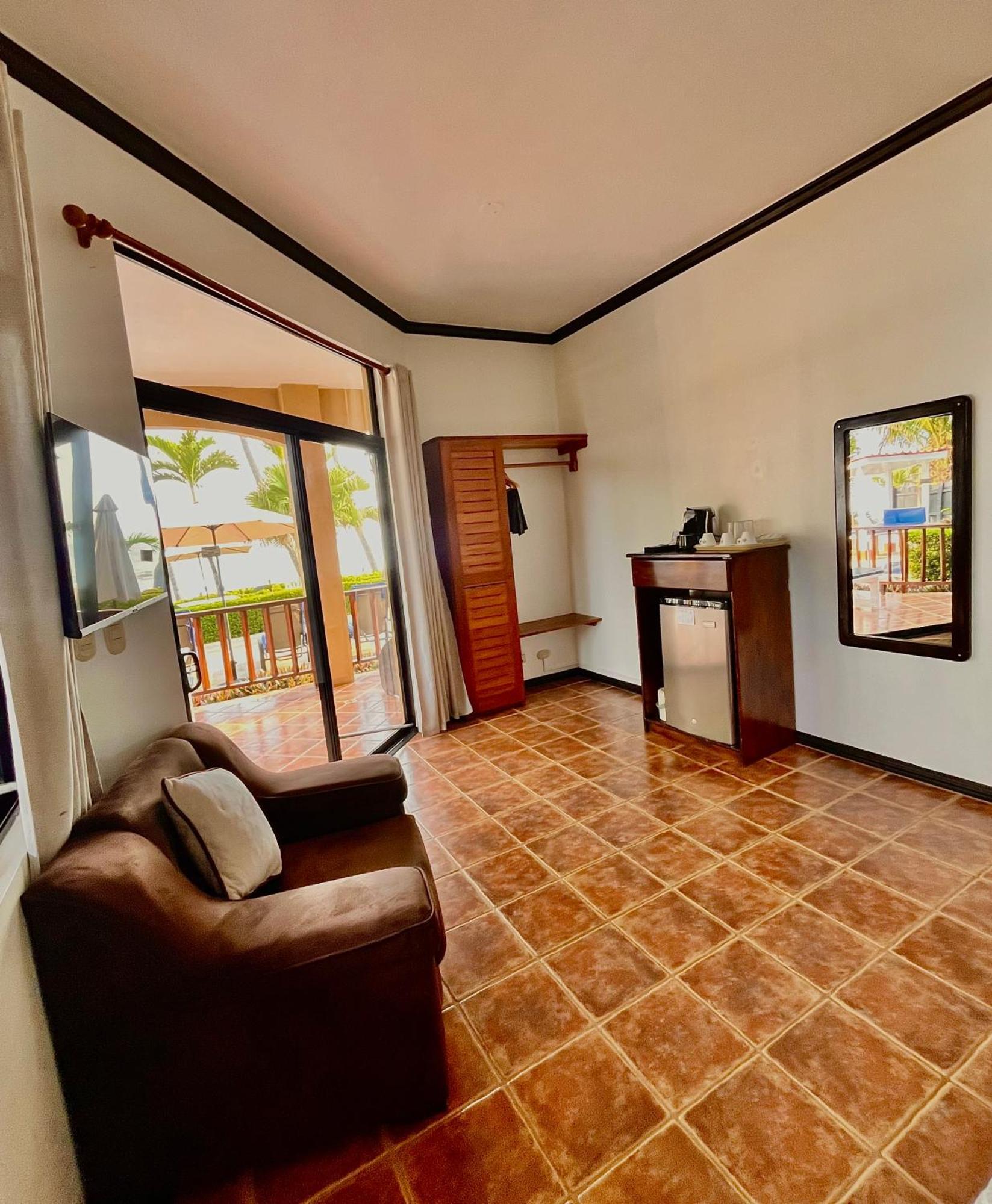 The Backyard Beachfront Hotel Jaco Bagian luar foto