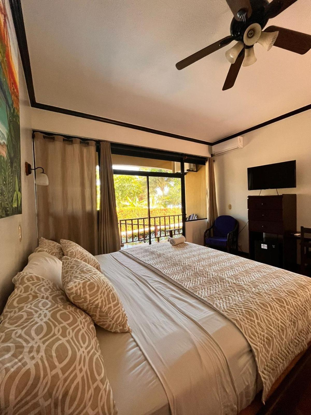 The Backyard Beachfront Hotel Jaco Bagian luar foto
